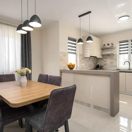 Villa House Leana *